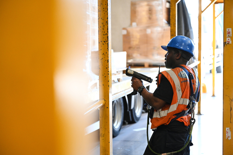 As your logistics partner, Pallet-Track scans your goods nine times